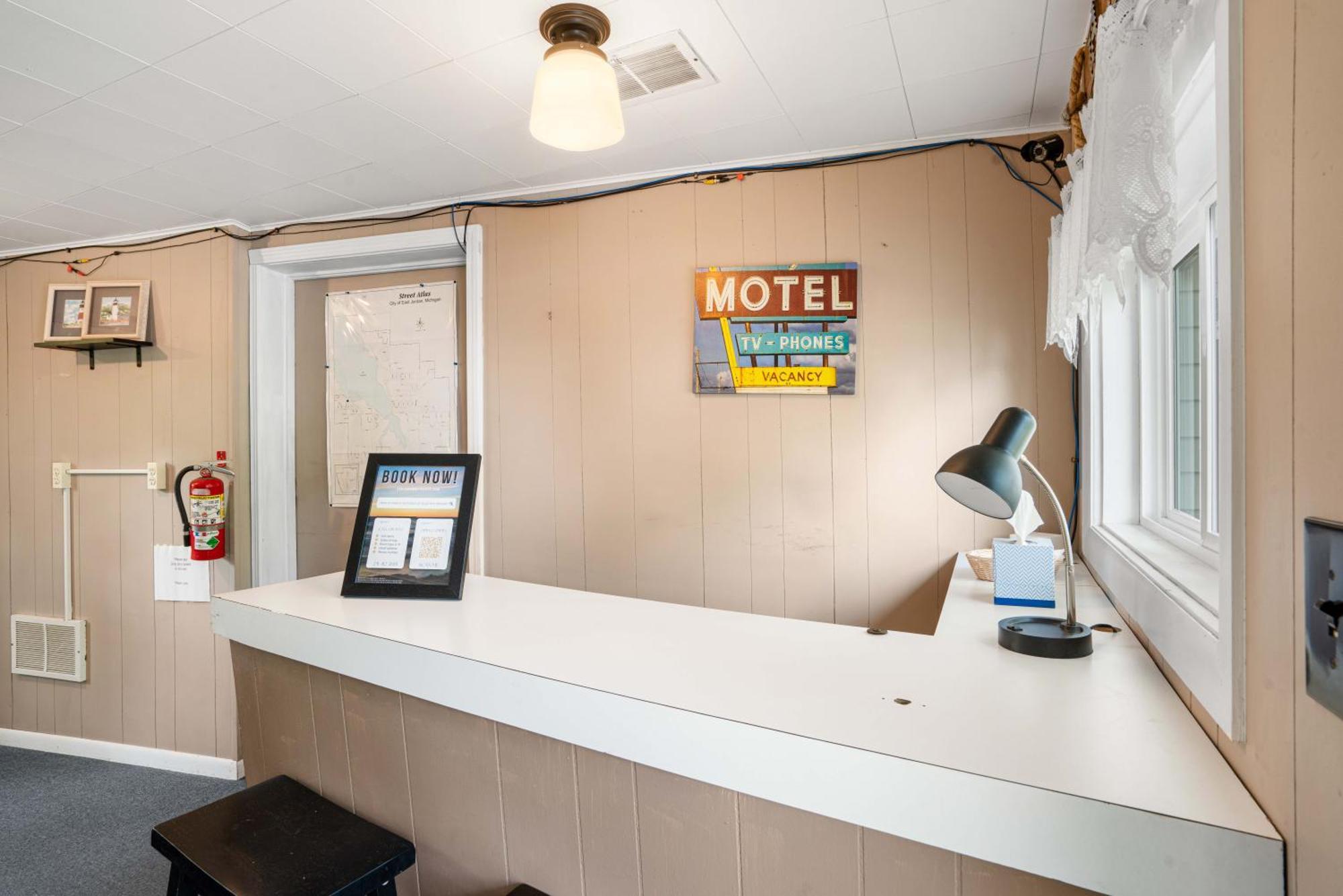 Motel South Arm Retreats East Jordan Exteriér fotografie