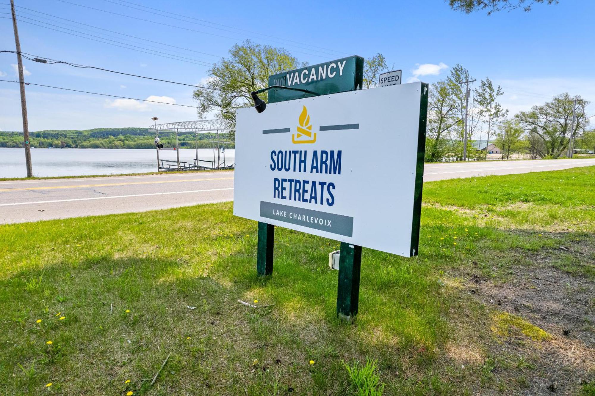Motel South Arm Retreats East Jordan Exteriér fotografie