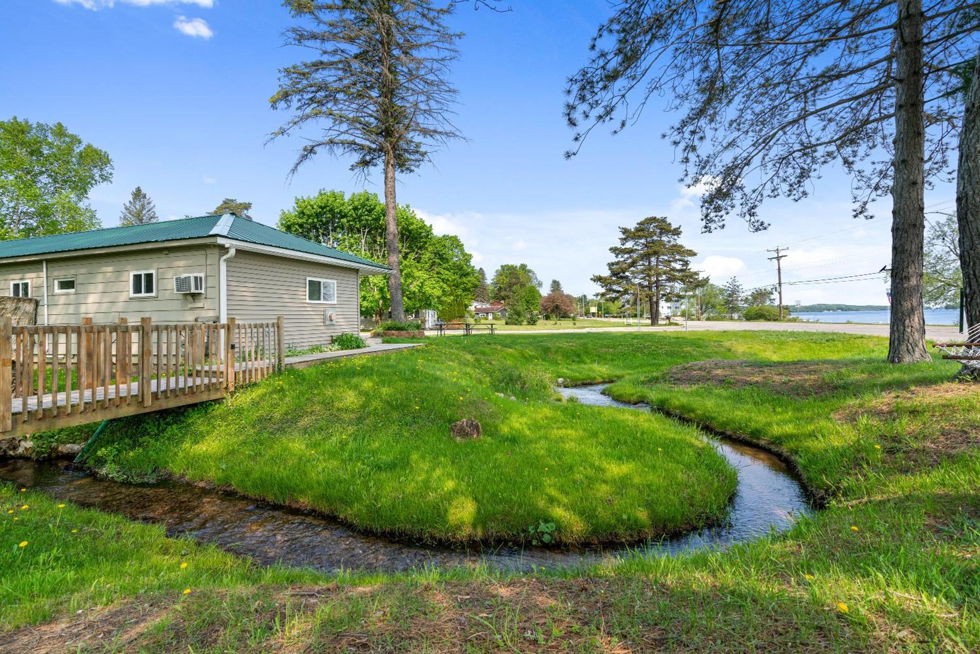 Motel South Arm Retreats East Jordan Exteriér fotografie