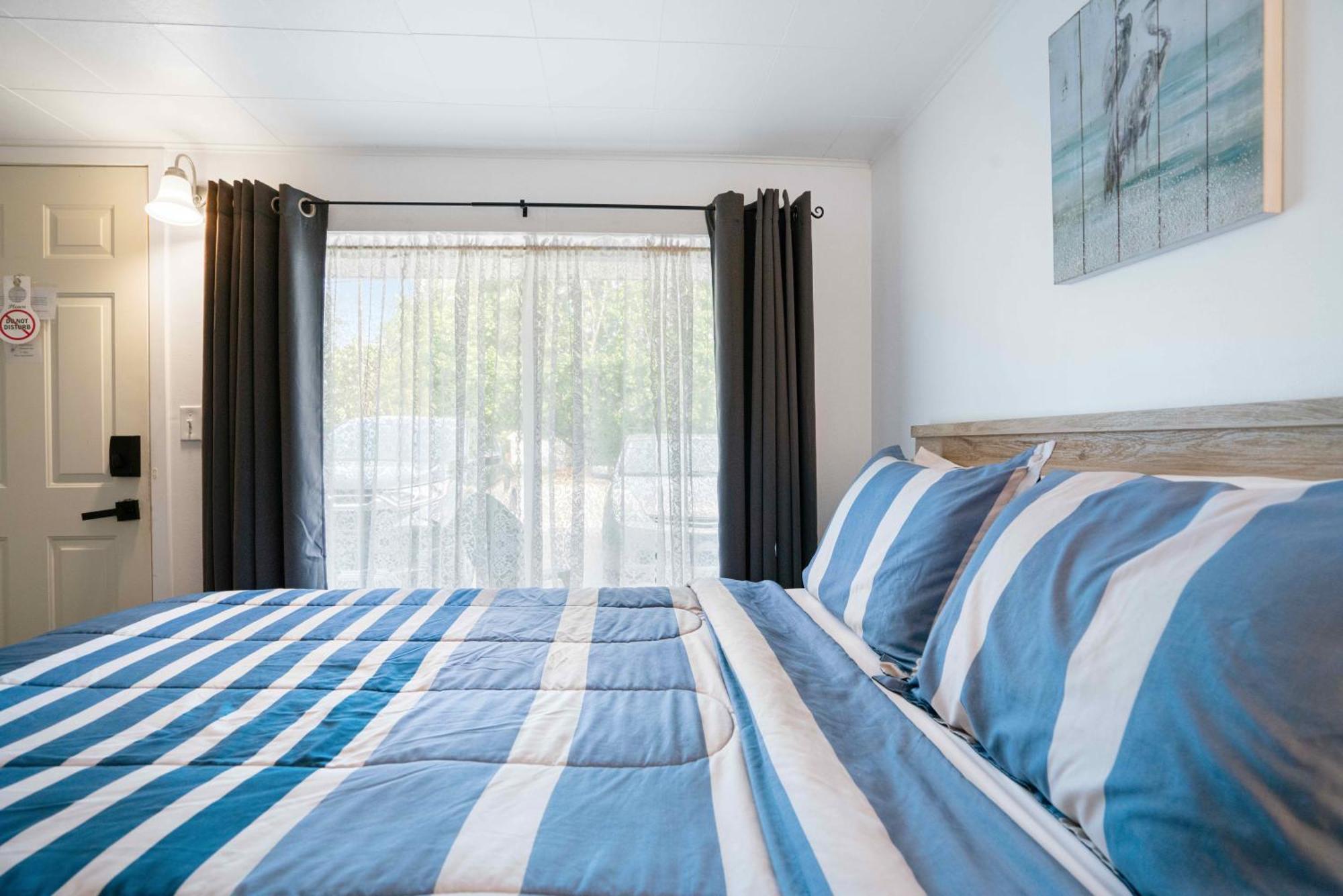 Motel South Arm Retreats East Jordan Exteriér fotografie