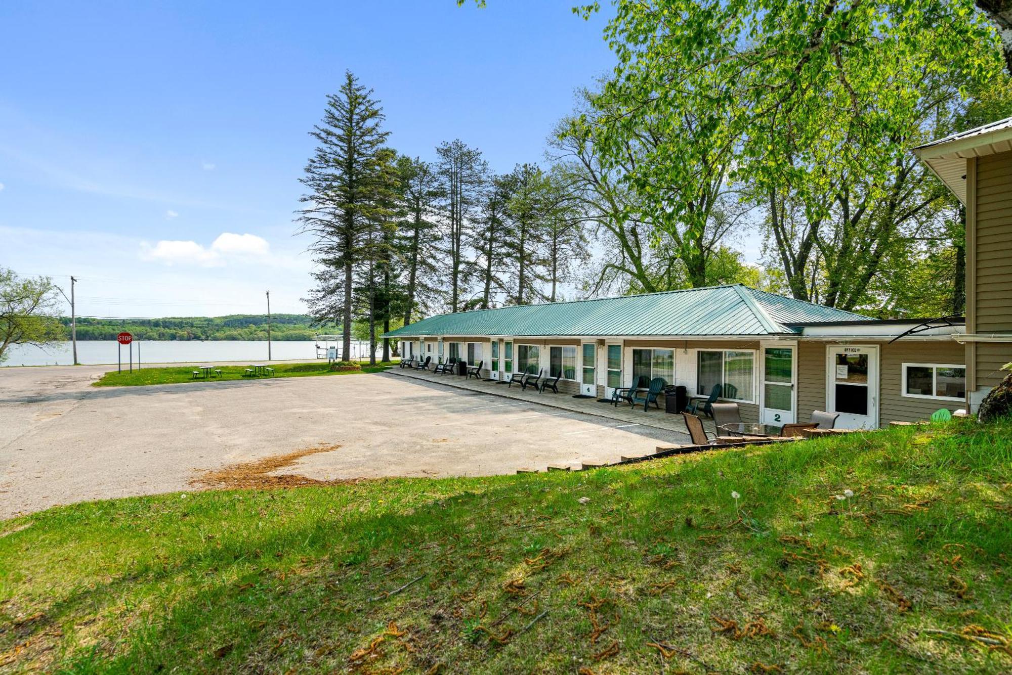 Motel South Arm Retreats East Jordan Exteriér fotografie