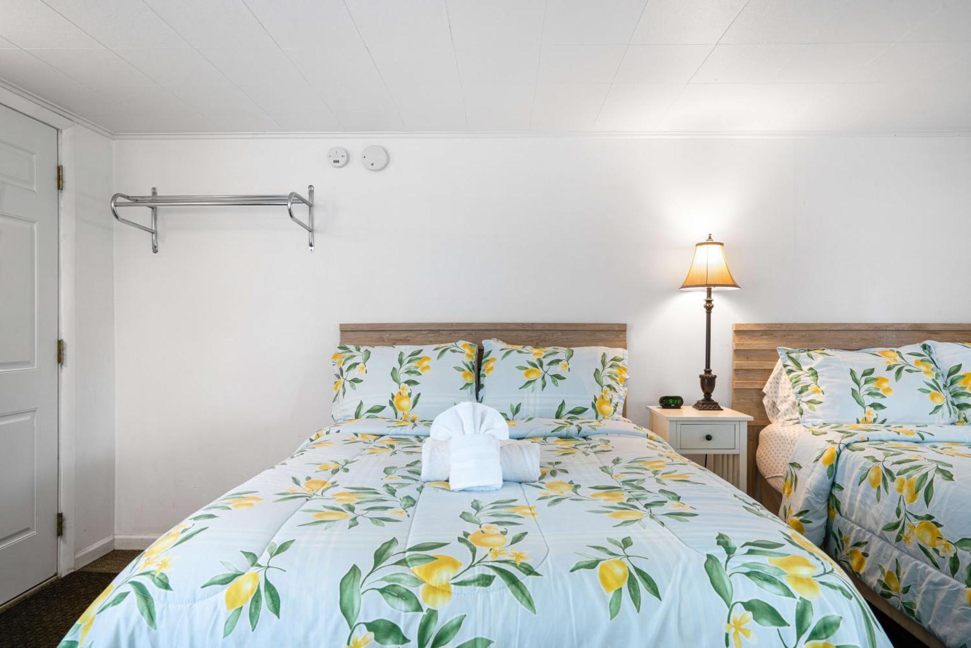 Motel South Arm Retreats East Jordan Exteriér fotografie