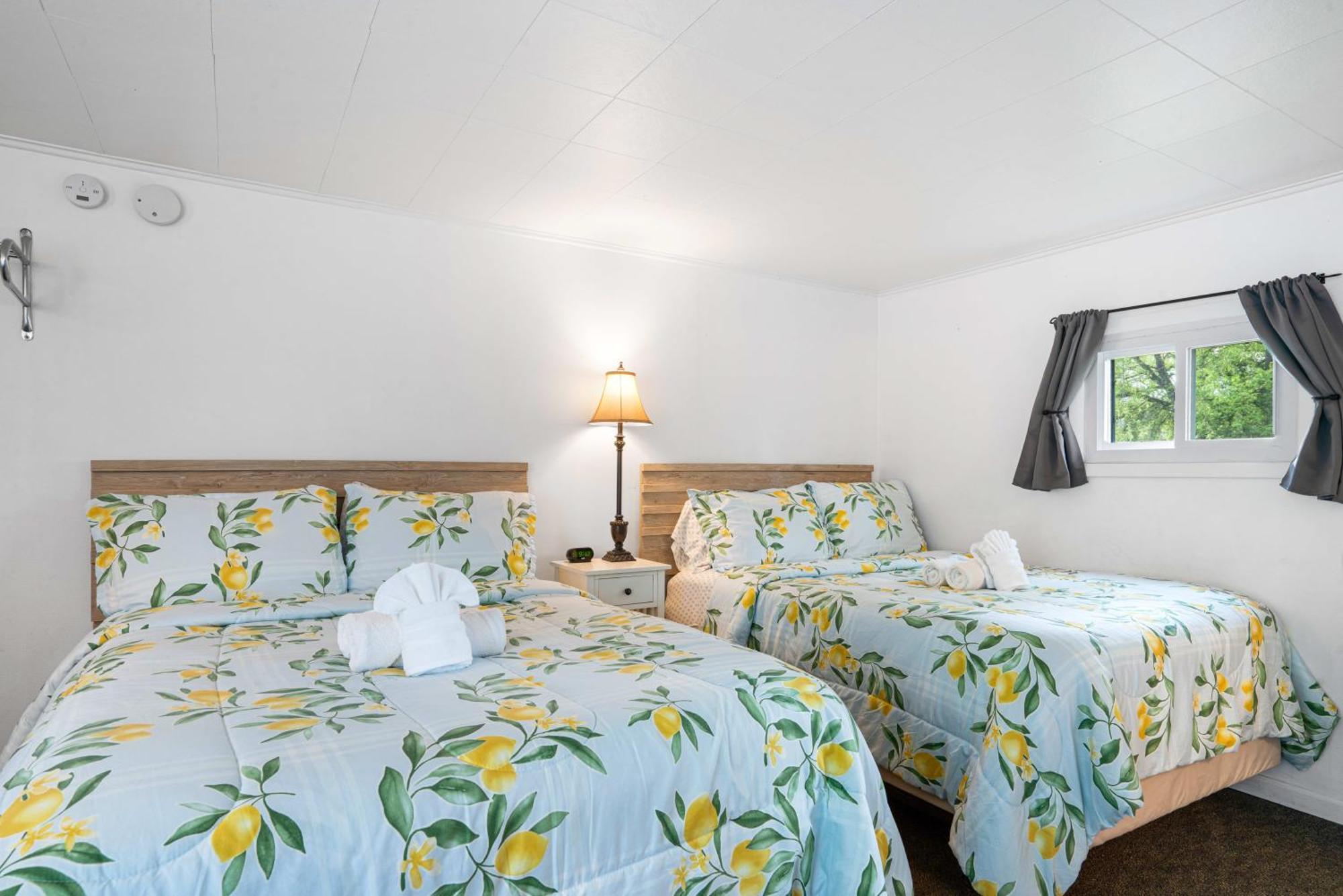 Motel South Arm Retreats East Jordan Exteriér fotografie
