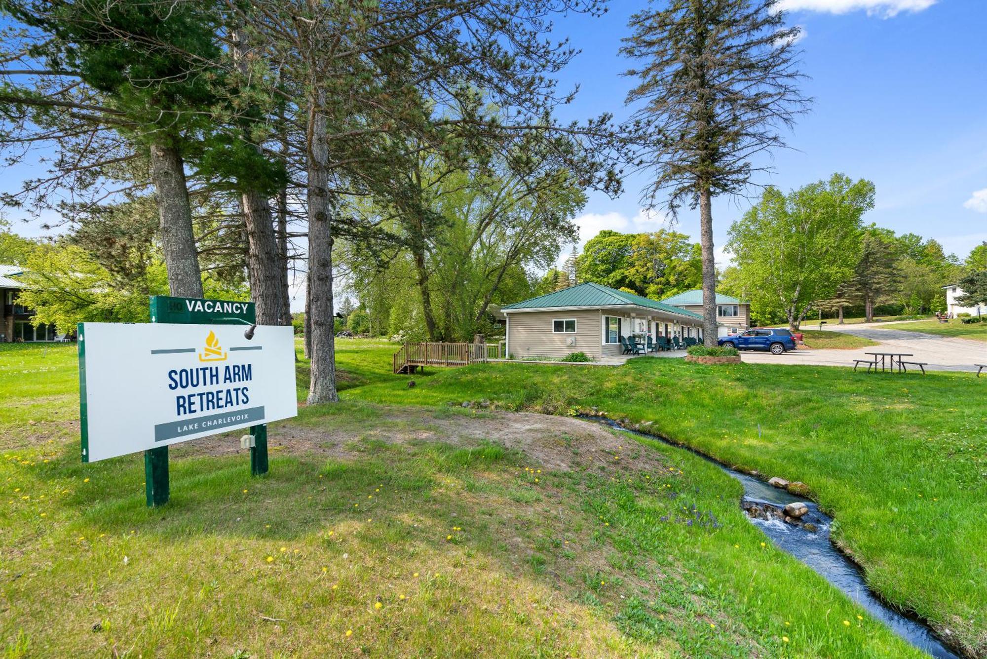 Motel South Arm Retreats East Jordan Exteriér fotografie