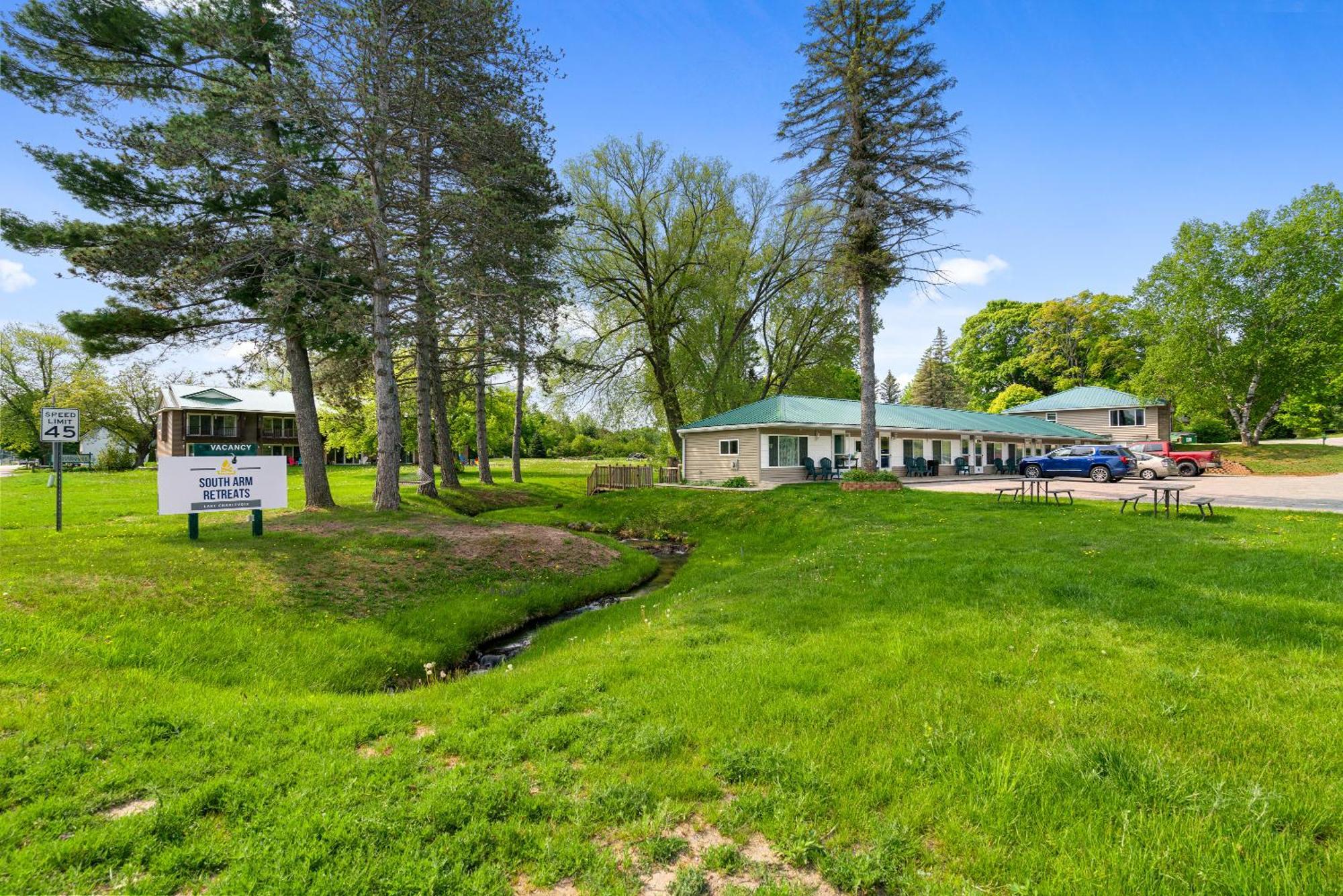 Motel South Arm Retreats East Jordan Exteriér fotografie