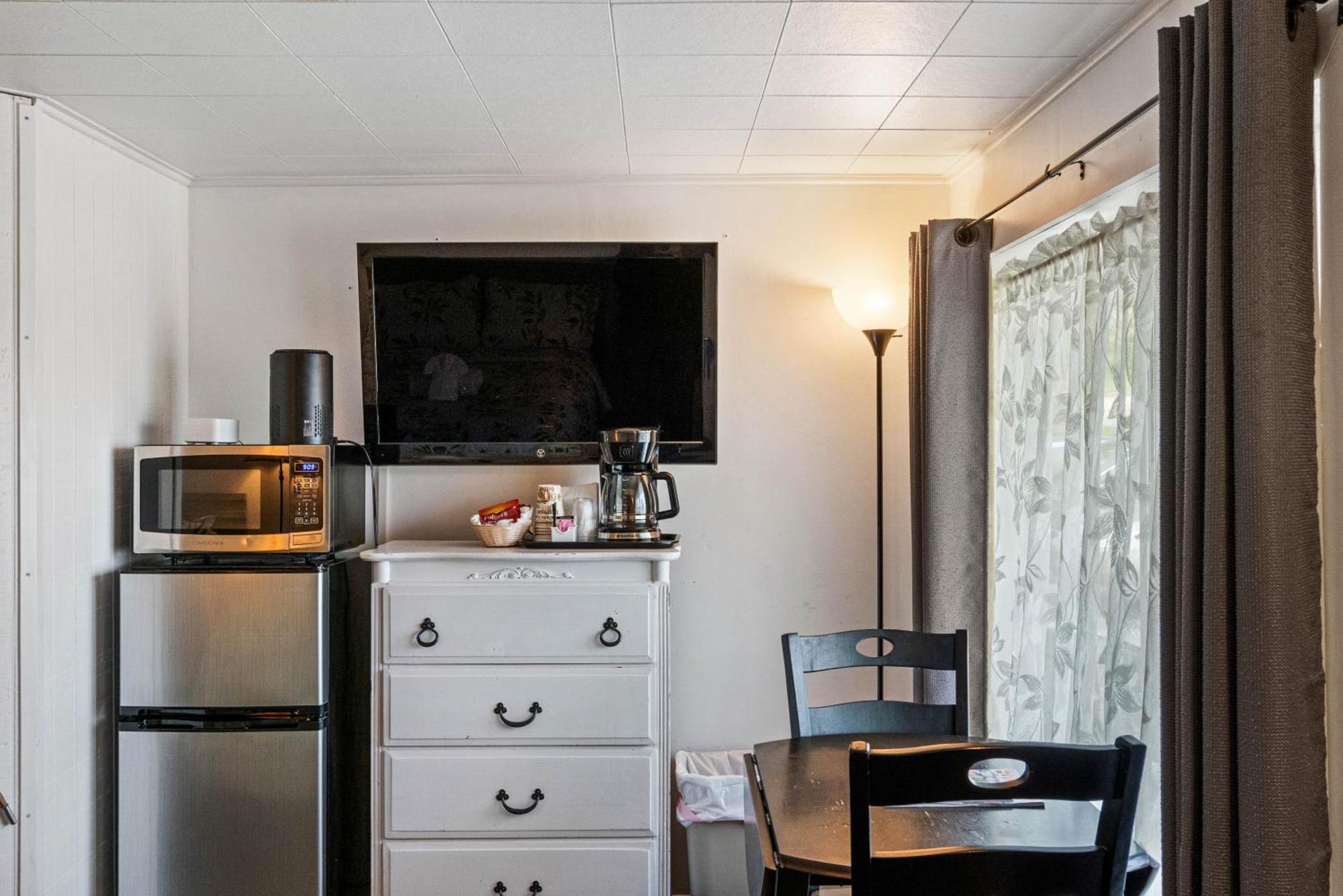 Motel South Arm Retreats East Jordan Exteriér fotografie
