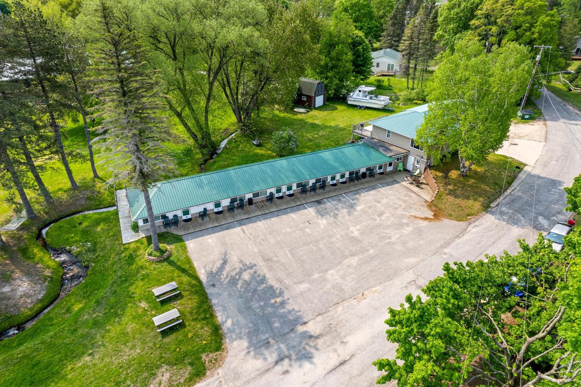 Motel South Arm Retreats East Jordan Exteriér fotografie