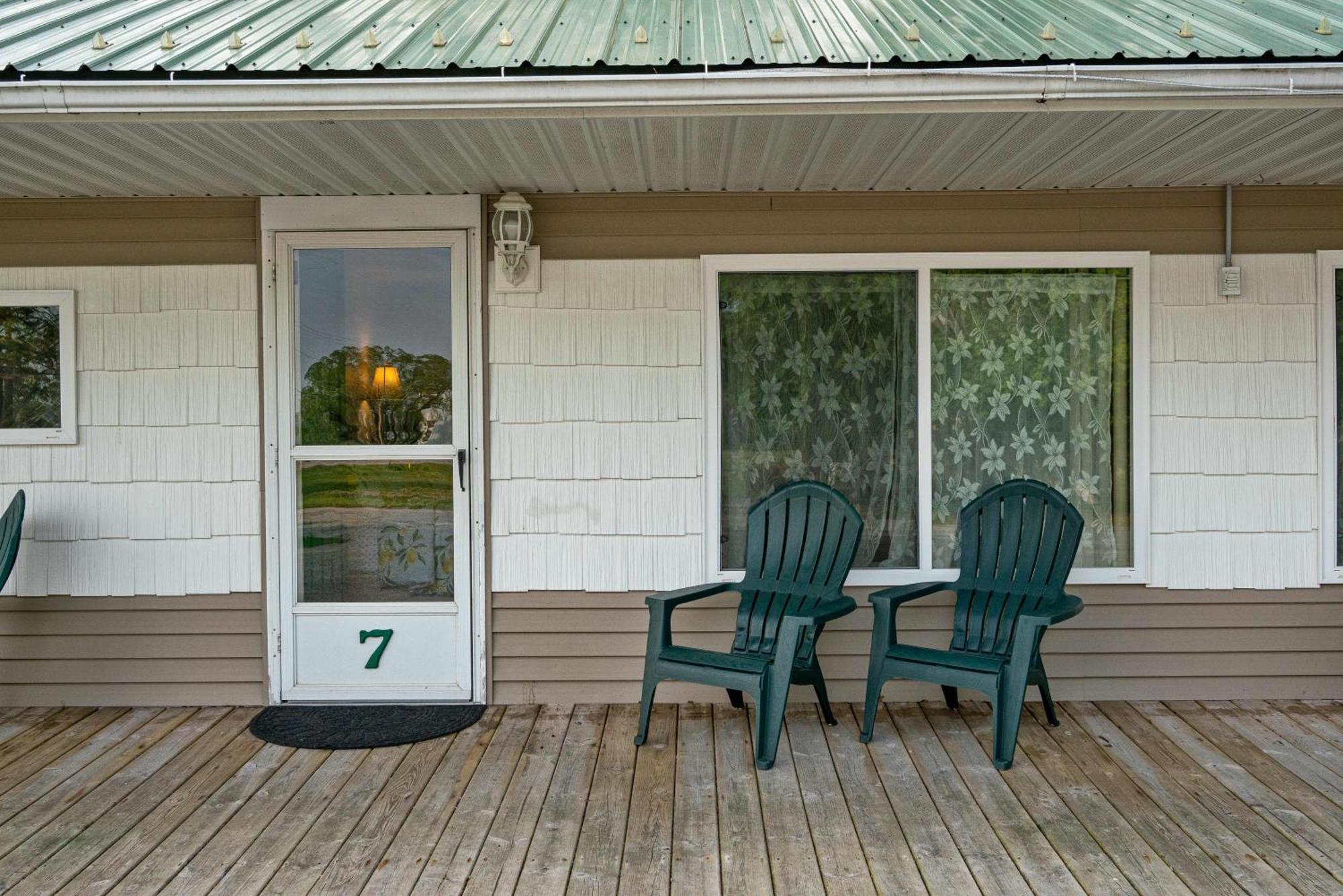 Motel South Arm Retreats East Jordan Exteriér fotografie